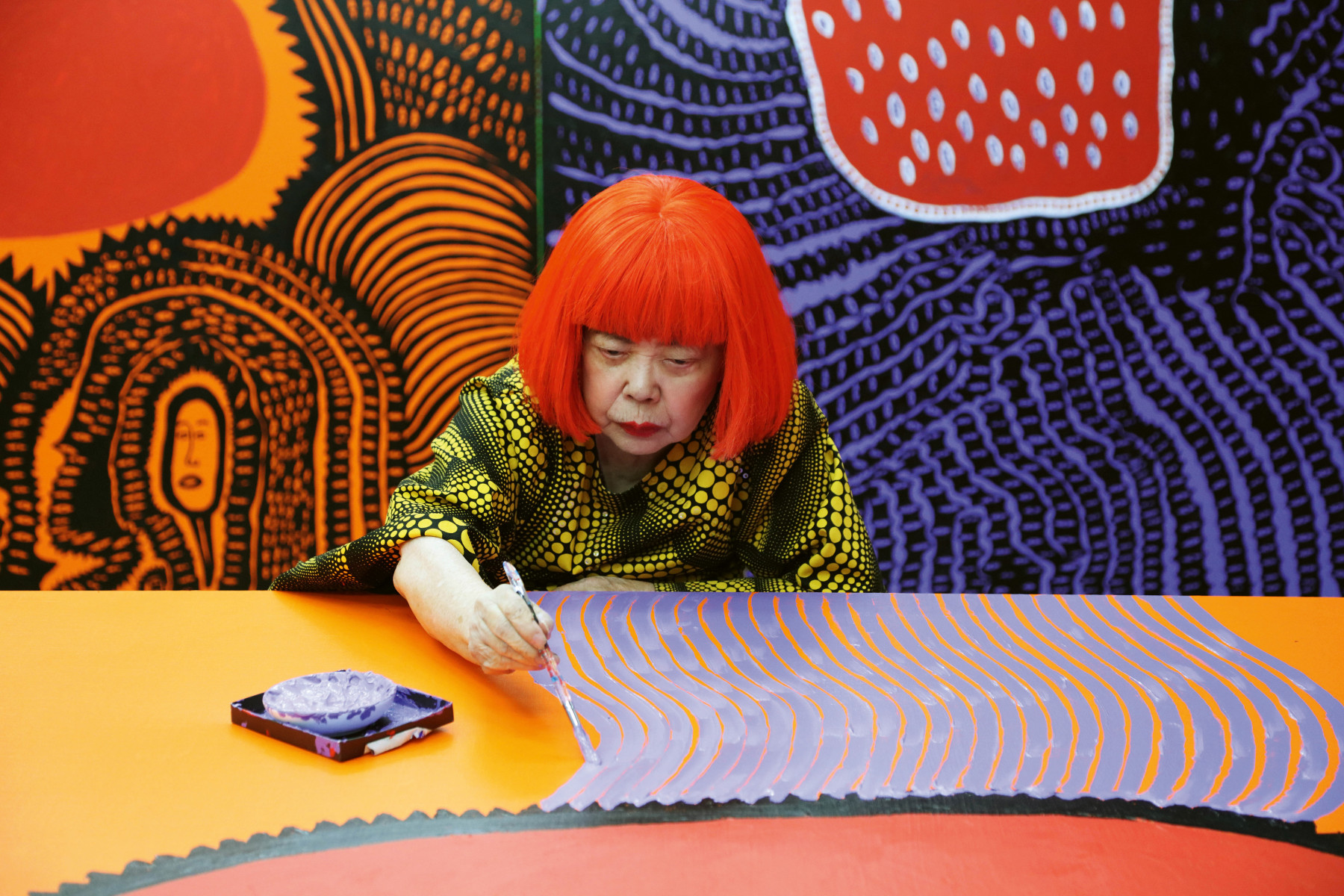 Yayoi Kusama bei der Arbeit an My Eternal Soul (2009–2021), 2017 © YAYOI KUSAMA