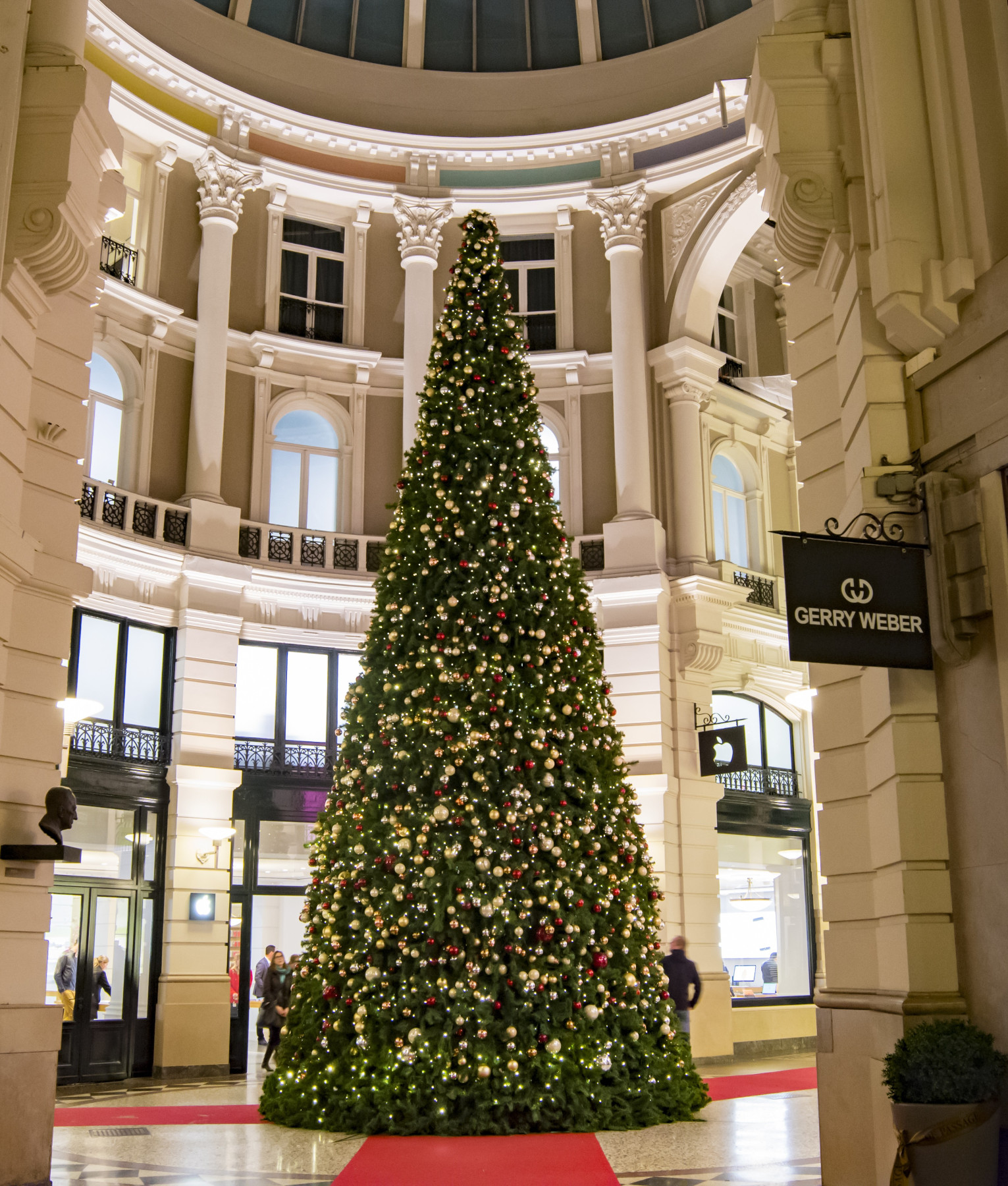 Niederlande, Den Haag, Christmas tree in De Passage (C) Gemeente Den Haag