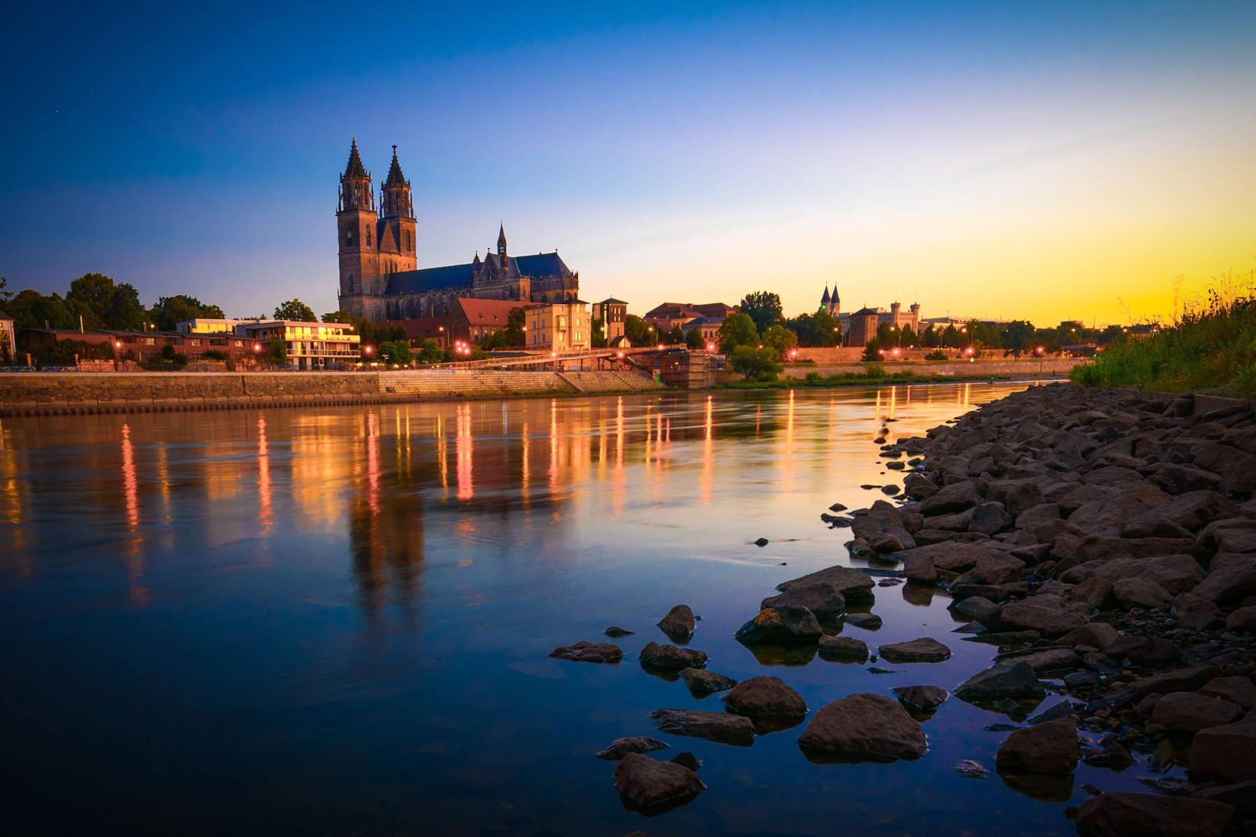 Magdeburg, Dom und Elbe im Sonnenuntergang (C) Pixabay