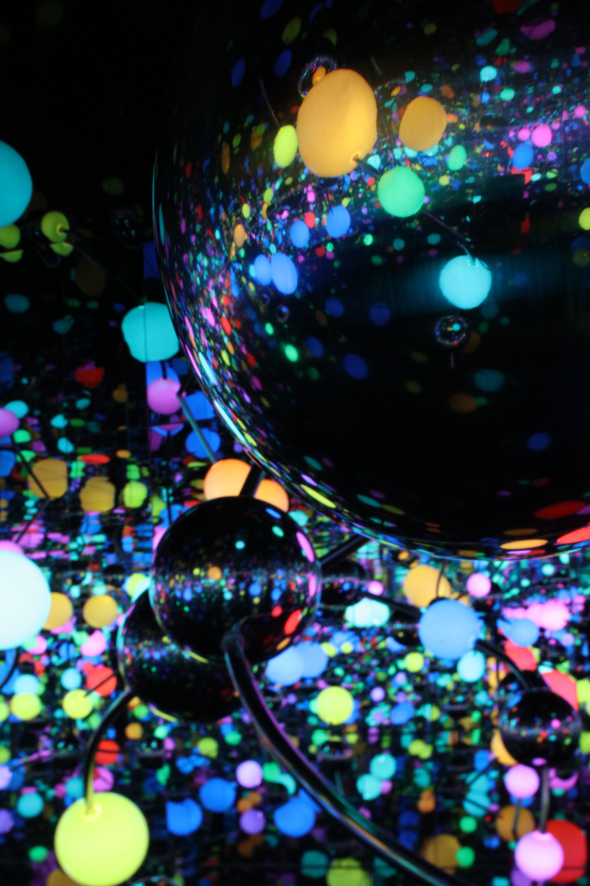 Hannover, Sprengel Museum, Yayoi Kusama, Infinity Mirrored Room – The Eternally Infinite Light of the Universe Illuminating the Quest for Truth, LAS Art Foundation, © Yayoi Kusama