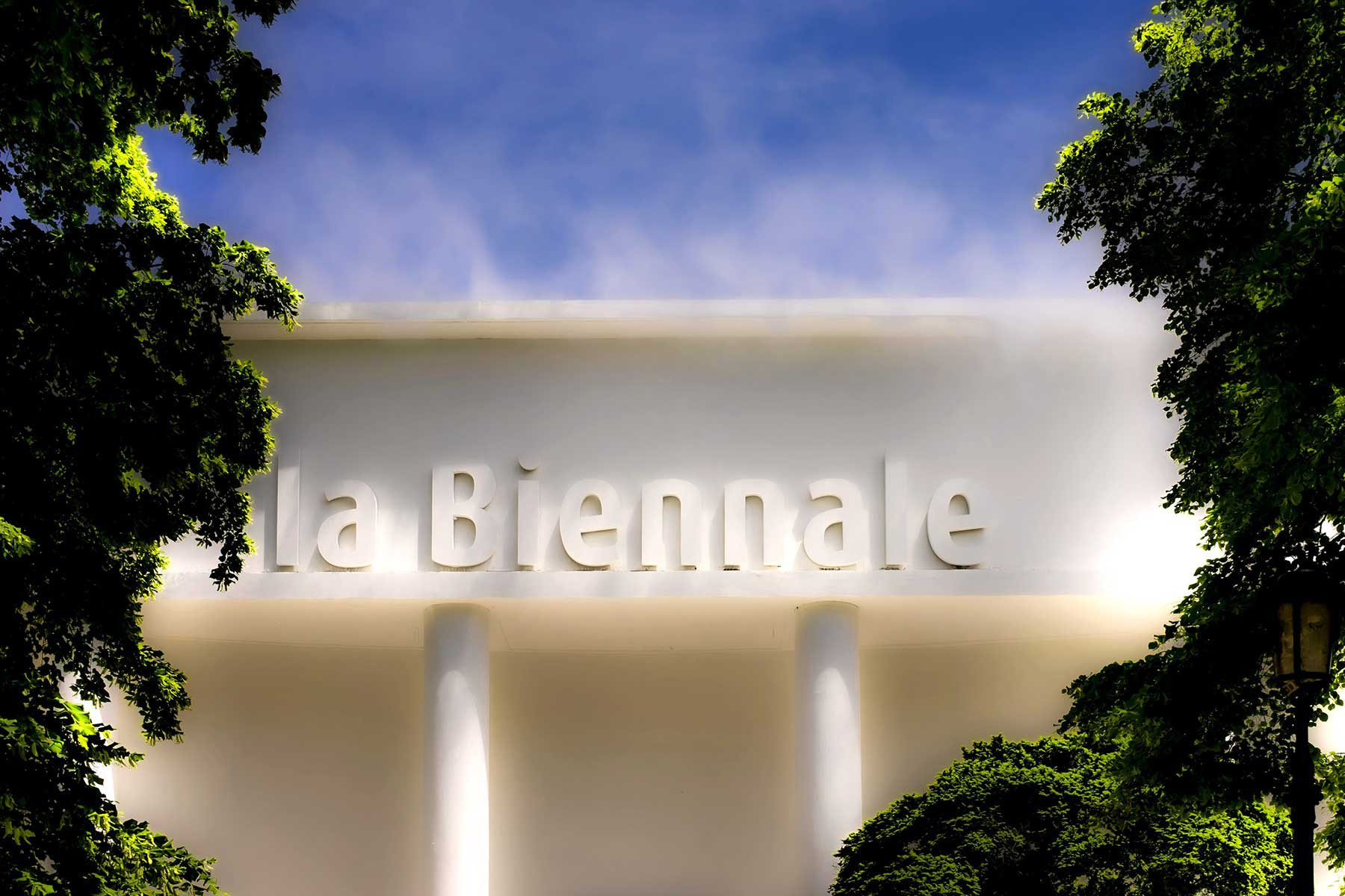 La Biennale Schriftzug CCBY ND2 minimalist at flickr