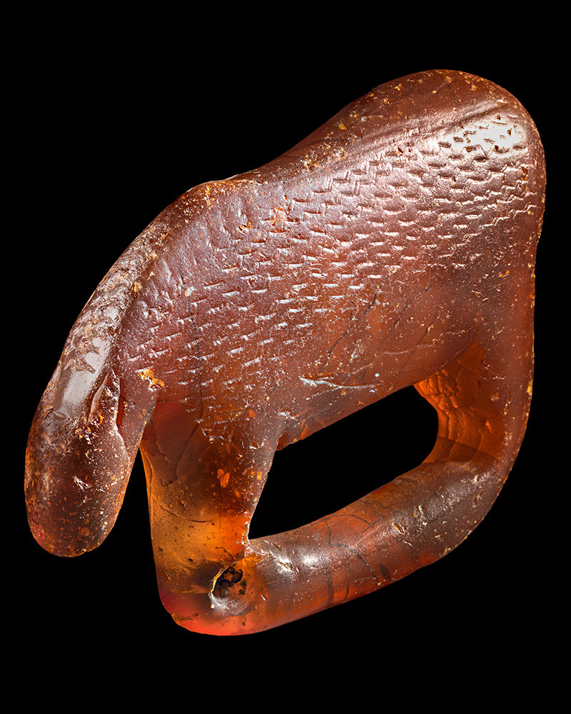 Mesolithisches Bernsteinpferd/-elch © The National Museum of Denmark, Foto: Arnold Mikkelsen